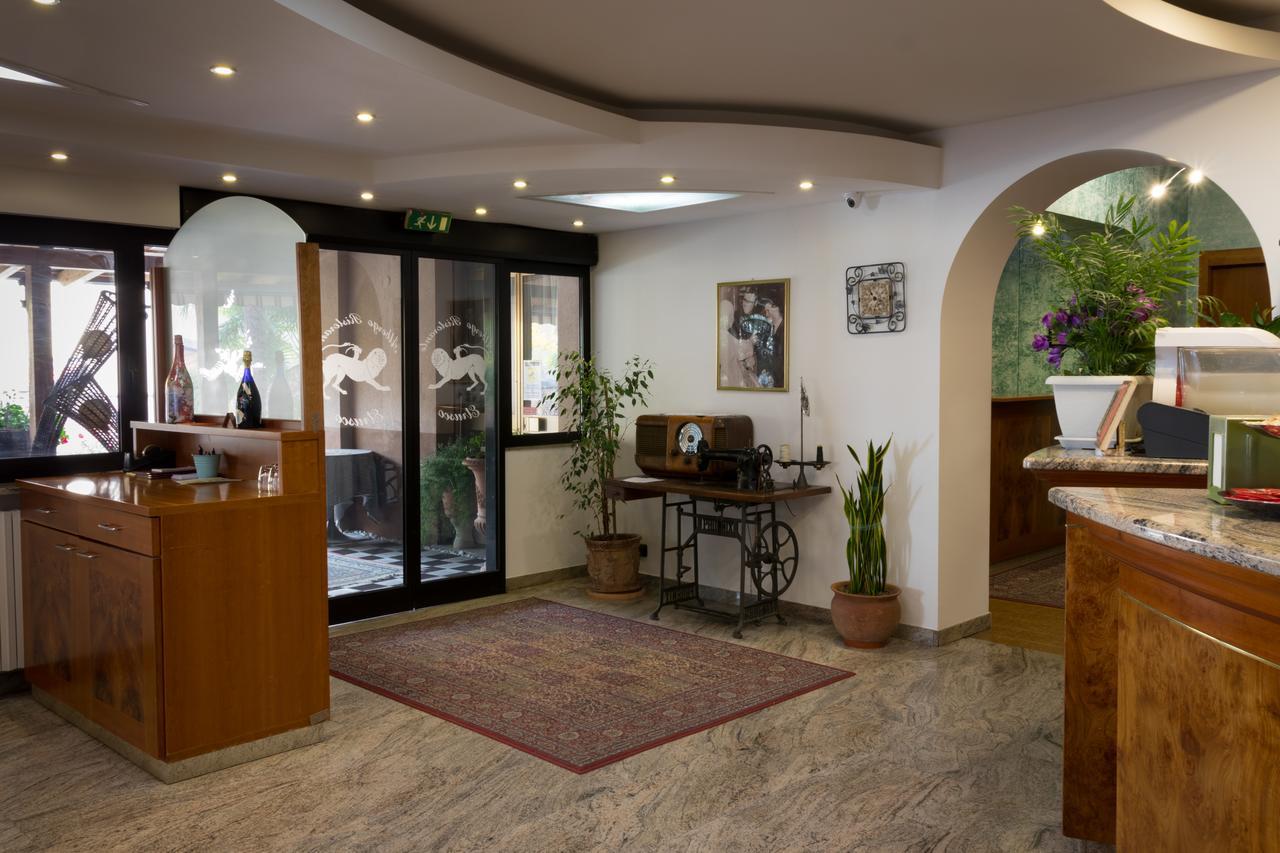 Albergo Etrusco Calusco d'Adda Buitenkant foto